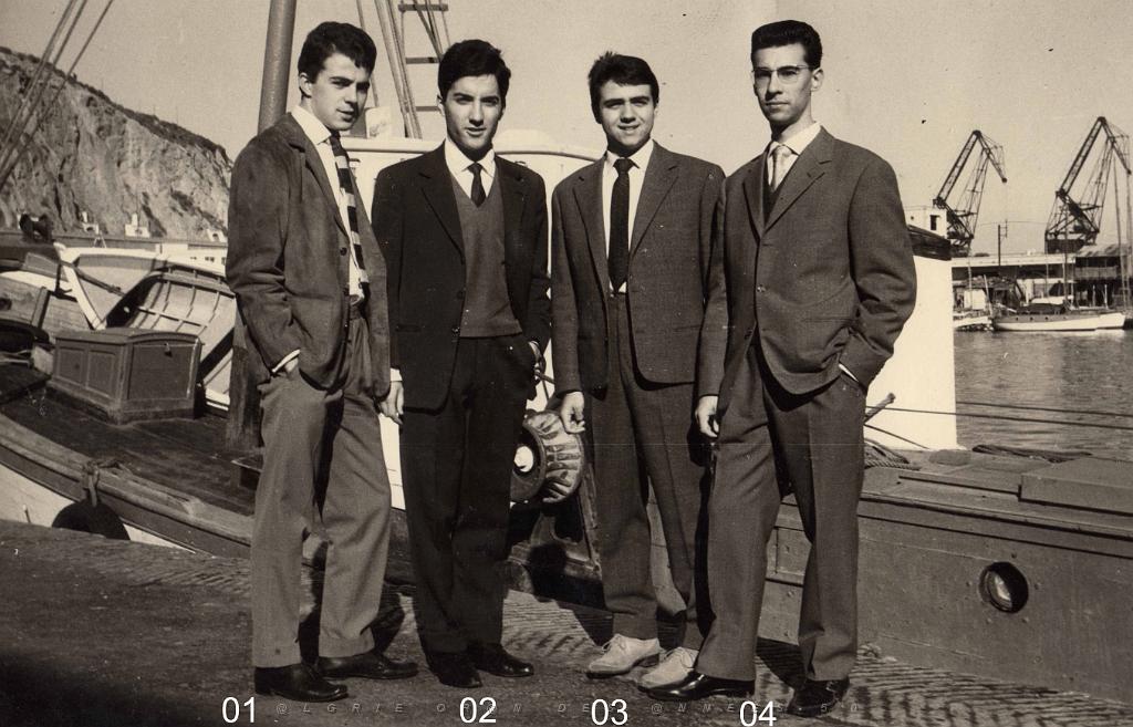 ECHO DE LA MARINE No 22 (100) Quatre Tricheurs au quai d'Alger sur le port d'Oran.jpg